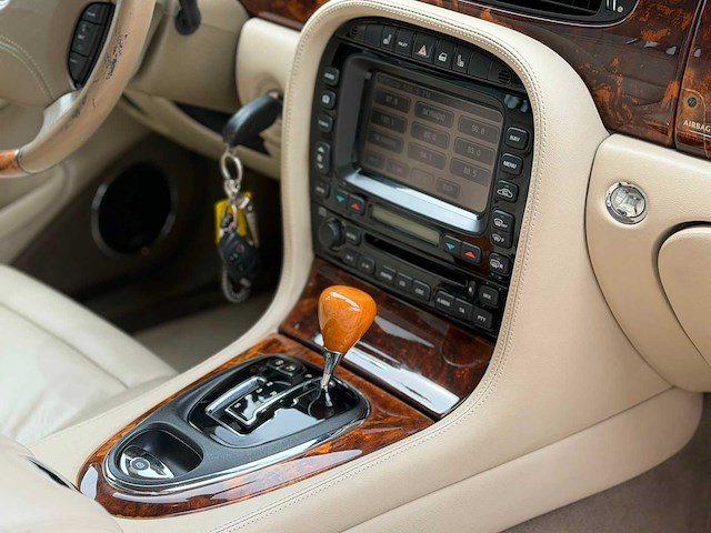 Jaguar xj 3.0 v6 46-tx-bl - afbeelding 19 van  20