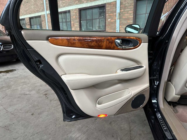 Jaguar xj8 3.5 v8 258pk 2003 youngtimer - afbeelding 27 van  44