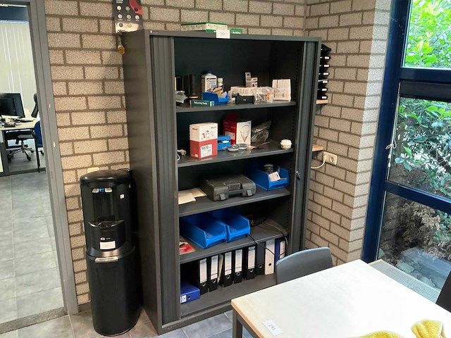 Jaloeziedeurkast met inhoud - afbeelding 1 van  6