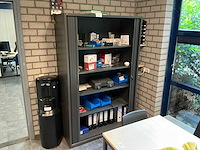 Jaloeziedeurkast met inhoud - afbeelding 1 van  6