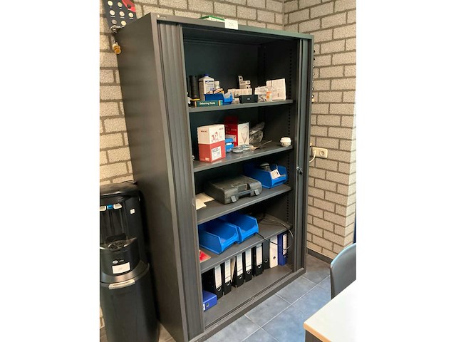 Jaloeziedeurkast met inhoud - afbeelding 2 van  6