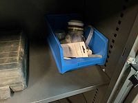 Jaloeziedeurkast met inhoud - afbeelding 6 van  6