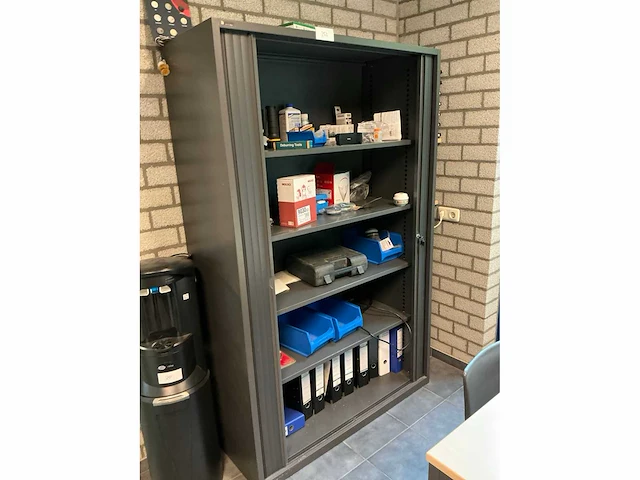 Jaloeziedeurkast met inhoud - afbeelding 2 van  6