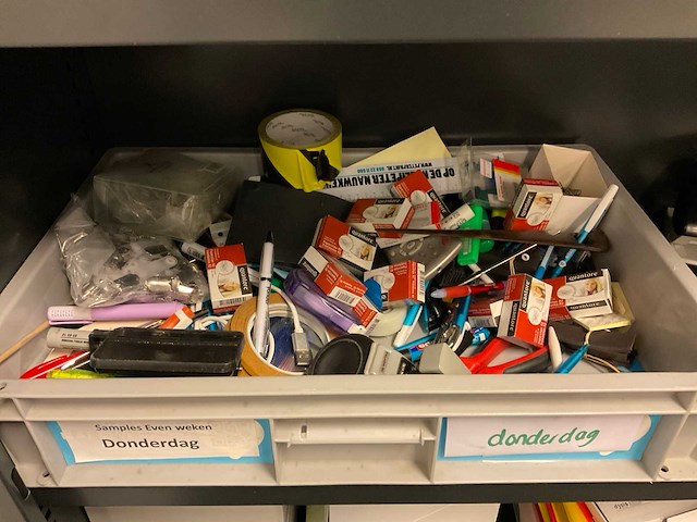 Jalouziedeurkast met inhoud - afbeelding 2 van  12