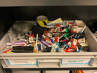 Jalouziedeurkast met inhoud - afbeelding 2 van  12