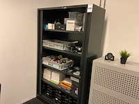 Jalouziedeurkast met inhoud - afbeelding 5 van  12