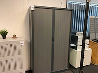 Jalouziedeurkast met inhoud - afbeelding 1 van  6