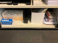 Jalouziedeurkast met inhoud - afbeelding 2 van  10