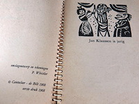 Jan klaassen krijgt een feestmuts - afbeelding 3 van  5