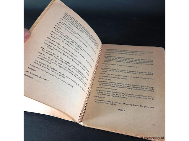 Jan klaassen krijgt een feestmuts - afbeelding 5 van  5