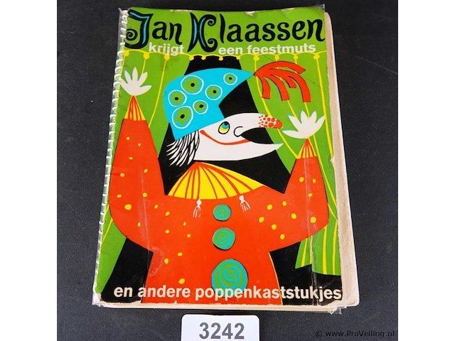 Jan klaassen krijgt een feestmuts - afbeelding 1 van  5