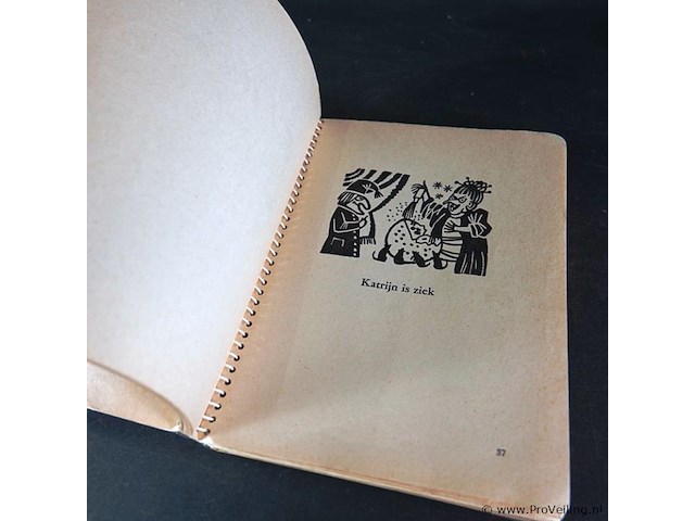 Jan klaassen krijgt een feestmuts - afbeelding 4 van  5