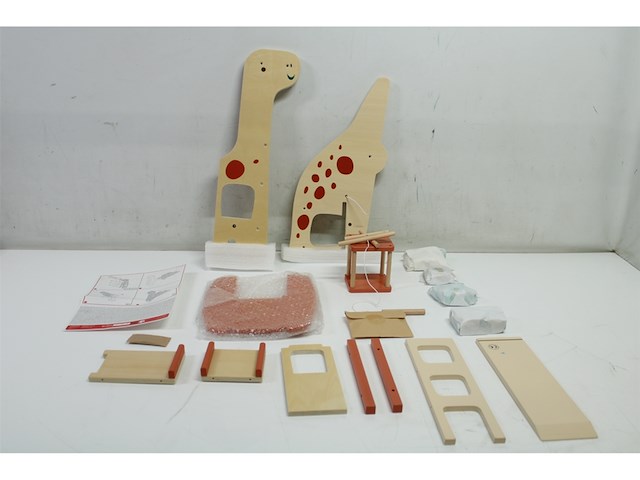 Janod dino garage een houten garage voor dinosaurusliefhebbers! 50 cm - afbeelding 1 van  1