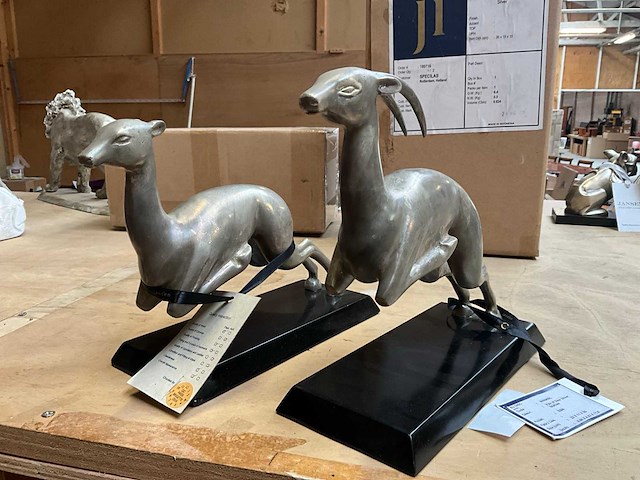 Janssen statue antilope boekensteun (2x) - afbeelding 1 van  4