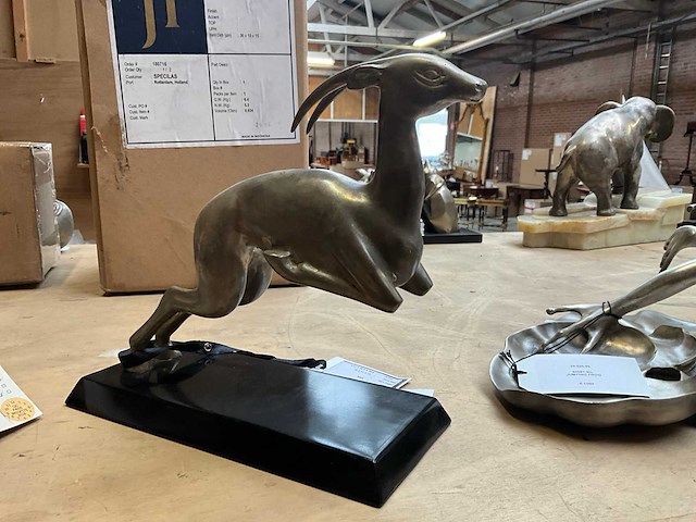 Janssen statue antilope boekensteun (2x) - afbeelding 4 van  4