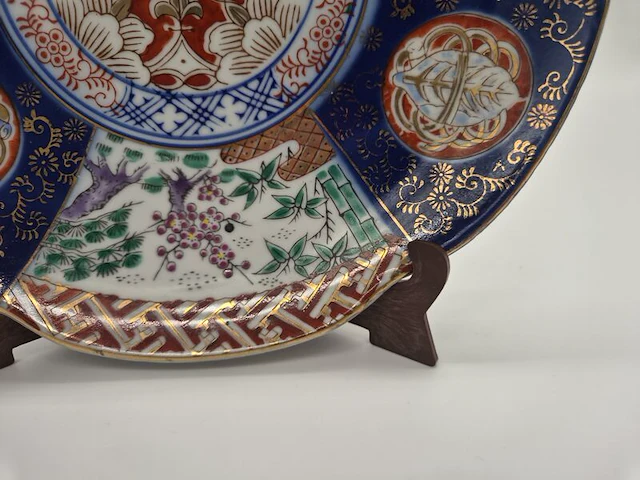 Japanse imari porseleinen sierschotel – handbeschilderd – 20e eeuw – inclusief houten standaard - afbeelding 2 van  15