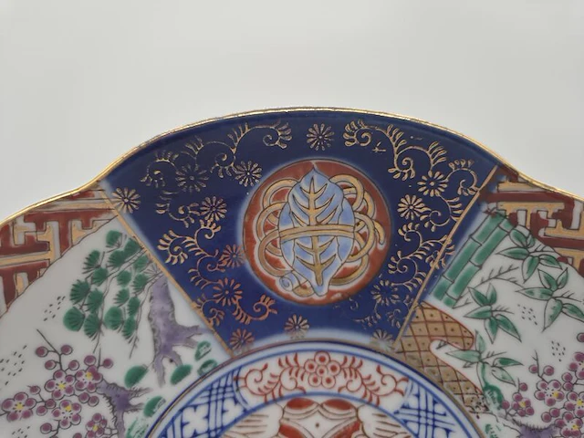 Japanse imari porseleinen sierschotel – handbeschilderd – 20e eeuw – inclusief houten standaard - afbeelding 6 van  15