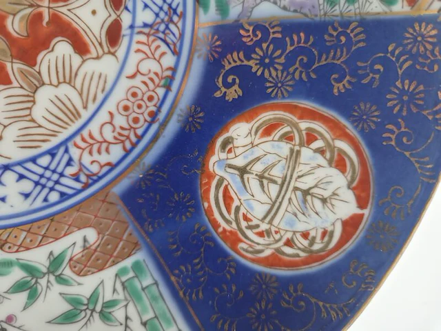 Japanse imari porseleinen sierschotel – handbeschilderd – 20e eeuw – inclusief houten standaard - afbeelding 7 van  15