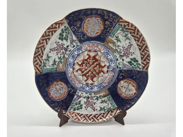 Japanse imari porseleinen sierschotel – handbeschilderd – 20e eeuw – inclusief houten standaard - afbeelding 1 van  15