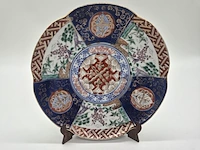 Japanse imari porseleinen sierschotel – handbeschilderd – 20e eeuw – inclusief houten standaard