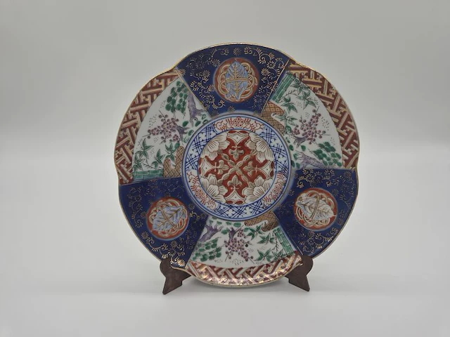 Japanse imari porseleinen sierschotel – handbeschilderd – 20e eeuw – inclusief houten standaard - afbeelding 8 van  15