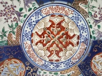 Japanse imari porseleinen sierschotel – handbeschilderd – 20e eeuw – inclusief houten standaard - afbeelding 9 van  15