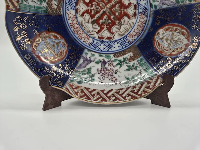 Japanse imari porseleinen sierschotel – handbeschilderd – 20e eeuw – inclusief houten standaard - afbeelding 11 van  15