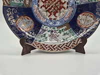Japanse imari porseleinen sierschotel – handbeschilderd – 20e eeuw – inclusief houten standaard - afbeelding 11 van  15