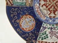 Japanse imari porseleinen sierschotel – handbeschilderd – 20e eeuw – inclusief houten standaard - afbeelding 12 van  15