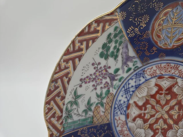 Japanse imari porseleinen sierschotel – handbeschilderd – 20e eeuw – inclusief houten standaard - afbeelding 13 van  15