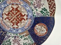 Japanse imari porseleinen sierschotel – handbeschilderd – 20e eeuw – inclusief houten standaard - afbeelding 15 van  15
