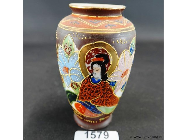 Japanse satsuma-vaas is handgeschilderd en versierd met gouden accenten en traditionele moriage-reliëfdetails. - afbeelding 1 van  5