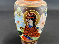Japanse satsuma-vaas is handgeschilderd en versierd met gouden accenten en traditionele moriage-reliëfdetails. - afbeelding 1 van  5