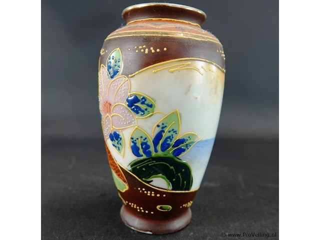 Japanse satsuma-vaas is handgeschilderd en versierd met gouden accenten en traditionele moriage-reliëfdetails. - afbeelding 2 van  5