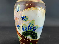 Japanse satsuma-vaas is handgeschilderd en versierd met gouden accenten en traditionele moriage-reliëfdetails. - afbeelding 2 van  5
