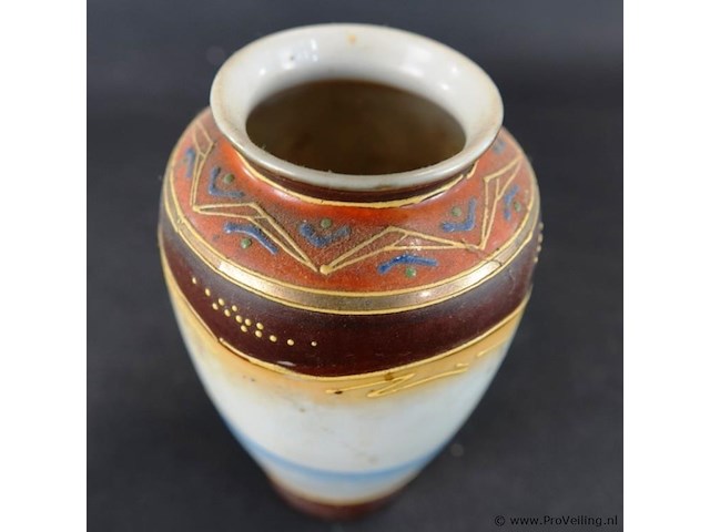 Japanse satsuma-vaas is handgeschilderd en versierd met gouden accenten en traditionele moriage-reliëfdetails. - afbeelding 3 van  5