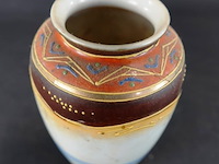 Japanse satsuma-vaas is handgeschilderd en versierd met gouden accenten en traditionele moriage-reliëfdetails. - afbeelding 3 van  5