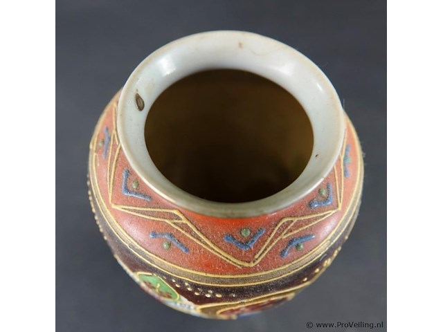 Japanse satsuma-vaas is handgeschilderd en versierd met gouden accenten en traditionele moriage-reliëfdetails. - afbeelding 4 van  5