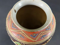 Japanse satsuma-vaas is handgeschilderd en versierd met gouden accenten en traditionele moriage-reliëfdetails. - afbeelding 4 van  5