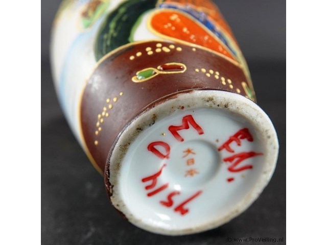 Japanse satsuma-vaas is handgeschilderd en versierd met gouden accenten en traditionele moriage-reliëfdetails. - afbeelding 5 van  5