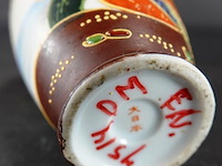 Japanse satsuma-vaas is handgeschilderd en versierd met gouden accenten en traditionele moriage-reliëfdetails. - afbeelding 5 van  5