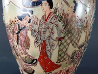 Japanse satsuma vaas met gedetailleerde handbeschilderde scènes van figuren - afbeelding 4 van  5