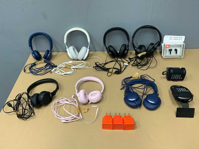 Jbl - koptelefoon, oortjes, speakers, stekkers - afbeelding 1 van  13