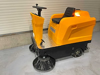 Jcb - 2026 - b4 - zelfrijdende opzitveegmachine - afbeelding 27 van  30