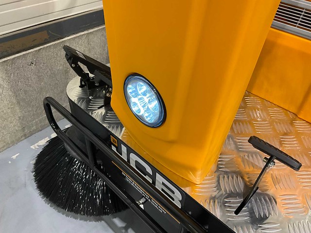 Jcb - 2026 - b4 - zelfrijdende opzitveegmachine - afbeelding 2 van  27