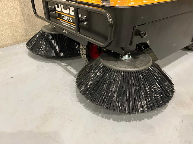 Jcb - 2026 - b4 - zelfrijdende opzitveegmachine - afbeelding 4 van  27