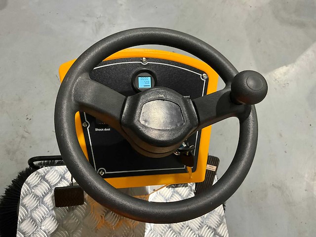 Jcb - 2026 - b4 - zelfrijdende opzitveegmachine - afbeelding 6 van  26