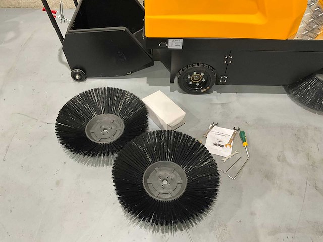 Jcb - 2026 - b4 - zelfrijdende opzitveegmachine - afbeelding 16 van  26