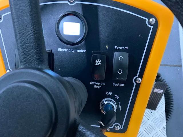 Jcb - b4 - zelfrijdende veegmachine - afbeelding 16 van  17