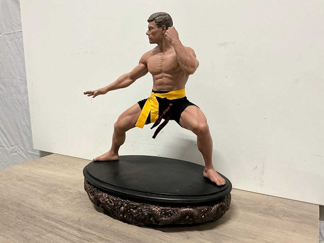 Jean-claude van damme standbeeld - afbeelding 1 van  7